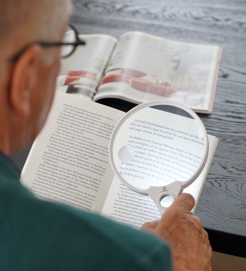 vergrootglas met verlichting safe age